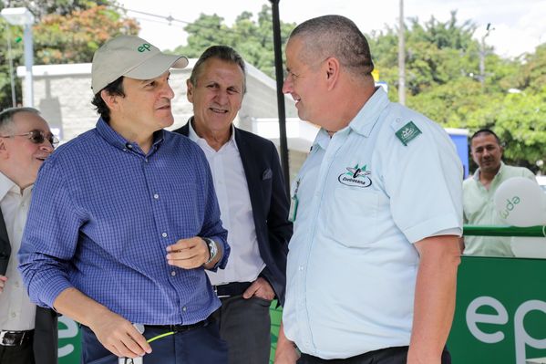 Apertura décimo quinta Estación de Servicio Gas natural vehicular
Apertura décimo quinta Estación de Servicio Gas natural vehicular     
Fecha: Julio 23 de 2015. Lugar: Medellín – EDS Bolivariana
Para descargar esta fotografía en alta resolución, haga clic sobre la imagen hasta que la misma se despliegue en la pantalla completa; luego dé clic derecho y elija la opción "guardar imagen como". 
En caso de publicación por cualquier medio, solicitamos acompañarla del crédito: "Foto EPM"
Palabras clave: Apertura décimo quinta Estación Servicio Gas natural vehicular