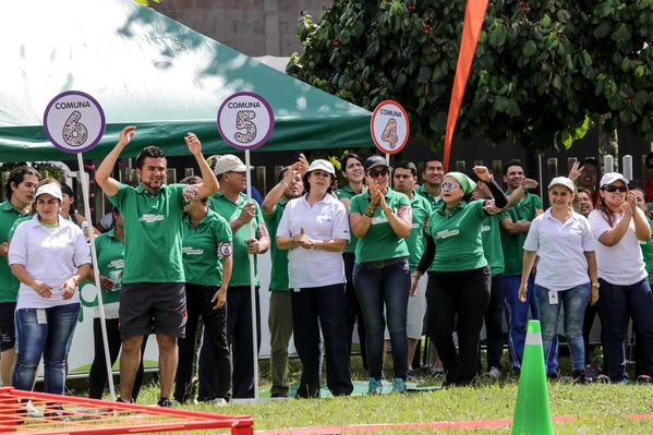 Registro del reto 2 – Carrera de observación por la ciudad 
Registro del reto 2 – Carrera de observación por la ciudad     
Fecha: Julio 25 de 2015. Lugar: Medellín - Parque Botero
Para descargar esta fotografía en alta resolución, haga clic sobre la imagen hasta que la misma se despliegue en la pantalla completa; luego dé clic derecho y elija la opción "guardar imagen como". 
En caso de publicación por cualquier medio, solicitamos acompañarla del crédito: "Foto EPM"
Palabras clave: Registro del reto 2 – Carrera de observación por la ciudad