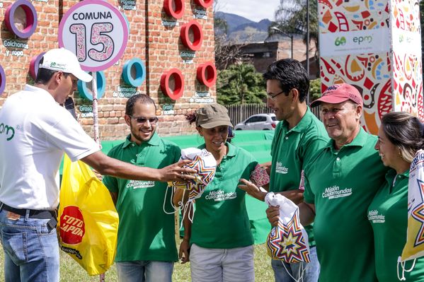 Registro del reto 2 – Carrera de observación por la ciudad 
Registro del reto 2 – Carrera de observación por la ciudad     
Fecha: Julio 25 de 2015. Lugar: Medellín - Parque Botero
Para descargar esta fotografía en alta resolución, haga clic sobre la imagen hasta que la misma se despliegue en la pantalla completa; luego dé clic derecho y elija la opción "guardar imagen como". 
En caso de publicación por cualquier medio, solicitamos acompañarla del crédito: "Foto EPM"
Palabras clave: Registro del reto 2 – Carrera de observación por la ciudad