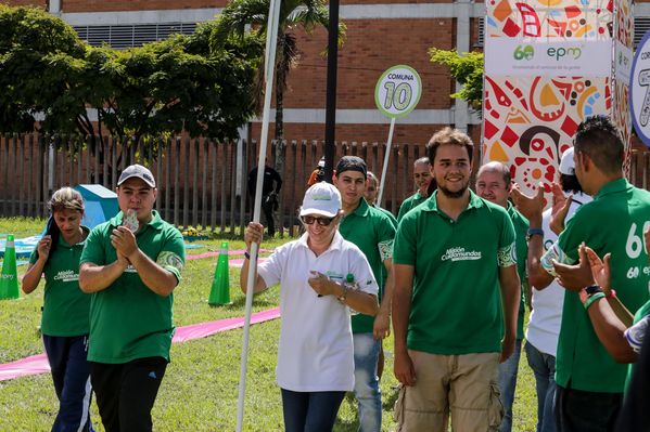   Registro del reto 2 – Carrera de observación por la ciudad 
Registro del reto 2 – Carrera de observación por la ciudad     
Fecha: Julio 25 de 2015. Lugar: Medellín - Parque Botero
Para descargar esta fotografía en alta resolución, haga clic sobre la imagen hasta que la misma se despliegue en la pantalla completa; luego dé clic derecho y elija la opción "guardar imagen como". 
En caso de publicación por cualquier medio, solicitamos acompañarla del crédito: "Foto EPM"
Palabras clave: Registro del reto 2 – Carrera de observación por la ciudad