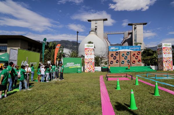  Registro del reto 2 – Carrera de observación por la ciudad 
Registro del reto 2 – Carrera de observación por la ciudad     
Fecha: Julio 25 de 2015. Lugar: Medellín - Parque Botero
Para descargar esta fotografía en alta resolución, haga clic sobre la imagen hasta que la misma se despliegue en la pantalla completa; luego dé clic derecho y elija la opción "guardar imagen como". 
En caso de publicación por cualquier medio, solicitamos acompañarla del crédito: "Foto EPM"
Palabras clave: Registro del reto 2 – Carrera de observación por la ciudad