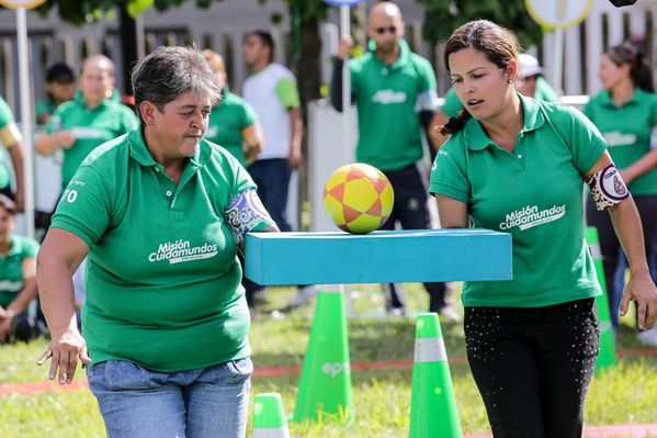    Registro del reto 2 – Carrera de observación por la ciudad 
Registro del reto 2 – Carrera de observación por la ciudad     
Fecha: Julio 25 de 2015. Lugar: Medellín - Parque Botero
Para descargar esta fotografía en alta resolución, haga clic sobre la imagen hasta que la misma se despliegue en la pantalla completa; luego dé clic derecho y elija la opción "guardar imagen como". 
En caso de publicación por cualquier medio, solicitamos acompañarla del crédito: "Foto EPM"
Palabras clave: Registro del reto 2 – Carrera de observación por la ciudad