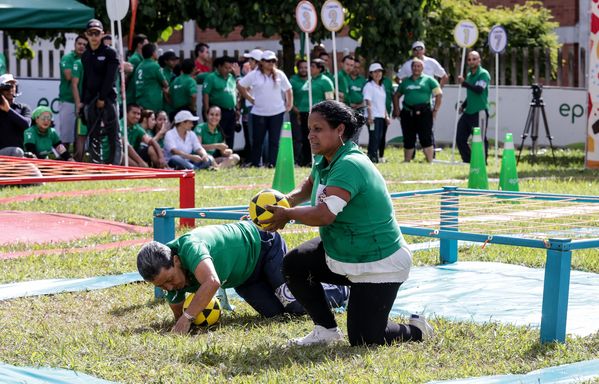     Registro del reto 2 – Carrera de observación por la ciudad 
Registro del reto 2 – Carrera de observación por la ciudad     
Fecha: Julio 25 de 2015. Lugar: Medellín - Parque Botero
Para descargar esta fotografía en alta resolución, haga clic sobre la imagen hasta que la misma se despliegue en la pantalla completa; luego dé clic derecho y elija la opción "guardar imagen como". 
En caso de publicación por cualquier medio, solicitamos acompañarla del crédito: "Foto EPM"
Palabras clave: Registro del reto 2 – Carrera de observación por la ciudad