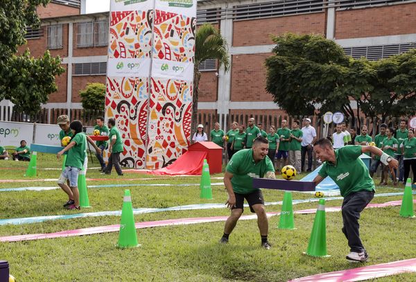    Registro del reto 2 – Carrera de observación por la ciudad 
Registro del reto 2 – Carrera de observación por la ciudad     
Fecha: Julio 25 de 2015. Lugar: Medellín - Parque Botero
Para descargar esta fotografía en alta resolución, haga clic sobre la imagen hasta que la misma se despliegue en la pantalla completa; luego dé clic derecho y elija la opción "guardar imagen como". 
En caso de publicación por cualquier medio, solicitamos acompañarla del crédito: "Foto EPM"
Palabras clave: Registro del reto 2 – Carrera de observación por la ciudad