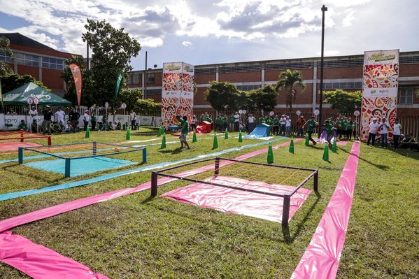    Registro del reto 2 – Carrera de observación por la ciudad 
Registro del reto 2 – Carrera de observación por la ciudad     
Fecha: Julio 25 de 2015. Lugar: Medellín - Parque Botero
Para descargar esta fotografía en alta resolución, haga clic sobre la imagen hasta que la misma se despliegue en la pantalla completa; luego dé clic derecho y elija la opción "guardar imagen como". 
En caso de publicación por cualquier medio, solicitamos acompañarla del crédito: "Foto EPM"
Palabras clave: Registro del reto 2 – Carrera de observación por la ciudad