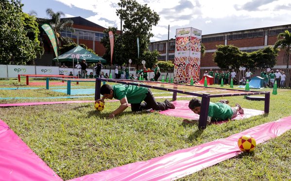  Registro del reto 2 – Carrera de observación por la ciudad 
Registro del reto 2 – Carrera de observación por la ciudad     
Fecha: Julio 25 de 2015. Lugar: Medellín - Parque Botero
Para descargar esta fotografía en alta resolución, haga clic sobre la imagen hasta que la misma se despliegue en la pantalla completa; luego dé clic derecho y elija la opción "guardar imagen como". 
En caso de publicación por cualquier medio, solicitamos acompañarla del crédito: "Foto EPM"
Palabras clave: Registro del reto 2 – Carrera de observación por la ciudad