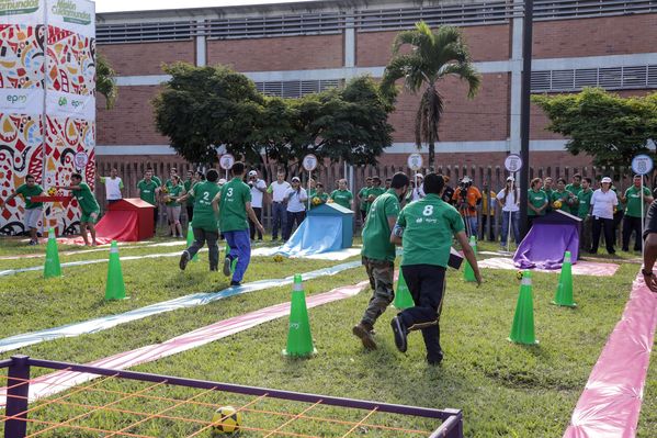     Registro del reto 2 – Carrera de observación por la ciudad 
Registro del reto 2 – Carrera de observación por la ciudad     
Fecha: Julio 25 de 2015. Lugar: Medellín - Parque Botero
Para descargar esta fotografía en alta resolución, haga clic sobre la imagen hasta que la misma se despliegue en la pantalla completa; luego dé clic derecho y elija la opción "guardar imagen como". 
En caso de publicación por cualquier medio, solicitamos acompañarla del crédito: "Foto EPM"
Palabras clave: Registro del reto 2 – Carrera de observación por la ciudad