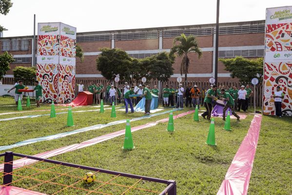    Registro del reto 2 – Carrera de observación por la ciudad 
Registro del reto 2 – Carrera de observación por la ciudad     
Fecha: Julio 25 de 2015. Lugar: Medellín - Parque Botero
Para descargar esta fotografía en alta resolución, haga clic sobre la imagen hasta que la misma se despliegue en la pantalla completa; luego dé clic derecho y elija la opción "guardar imagen como". 
En caso de publicación por cualquier medio, solicitamos acompañarla del crédito: "Foto EPM"
Palabras clave: Registro del reto 2 – Carrera de observación por la ciudad