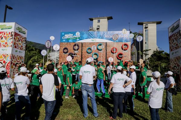 Registro del reto 2 – Carrera de observación por la ciudad 
Registro del reto 2 – Carrera de observación por la ciudad     
Fecha: Julio 25 de 2015. Lugar: Medellín - Parque Botero
Para descargar esta fotografía en alta resolución, haga clic sobre la imagen hasta que la misma se despliegue en la pantalla completa; luego dé clic derecho y elija la opción "guardar imagen como". 
En caso de publicación por cualquier medio, solicitamos acompañarla del crédito: "Foto EPM"
Palabras clave: Registro del reto 2 – Carrera de observación por la ciudad