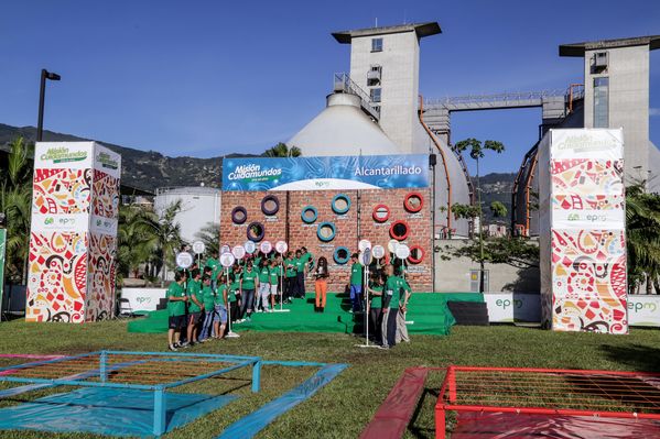  Registro del reto 2 – Carrera de observación por la ciudad 
Registro del reto 2 – Carrera de observación por la ciudad     
Fecha: Julio 25 de 2015. Lugar: Medellín - Parque Botero
Para descargar esta fotografía en alta resolución, haga clic sobre la imagen hasta que la misma se despliegue en la pantalla completa; luego dé clic derecho y elija la opción "guardar imagen como". 
En caso de publicación por cualquier medio, solicitamos acompañarla del crédito: "Foto EPM"
Palabras clave: Registro del reto 2 – Carrera de observación por la ciudad