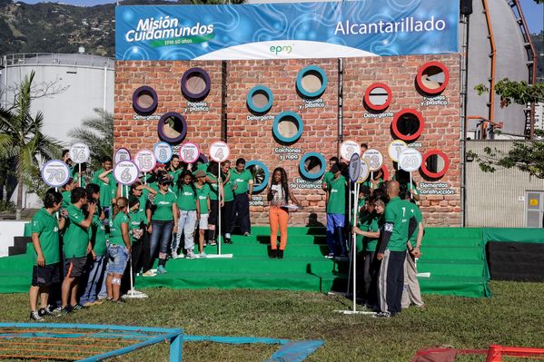     Registro del reto 2 – Carrera de observación por la ciudad 
Registro del reto 2 – Carrera de observación por la ciudad     
Fecha: Julio 25 de 2015. Lugar: Medellín - Parque Botero
Para descargar esta fotografía en alta resolución, haga clic sobre la imagen hasta que la misma se despliegue en la pantalla completa; luego dé clic derecho y elija la opción "guardar imagen como". 
En caso de publicación por cualquier medio, solicitamos acompañarla del crédito: "Foto EPM"
Palabras clave: Registro del reto 2 – Carrera de observación por la ciudad