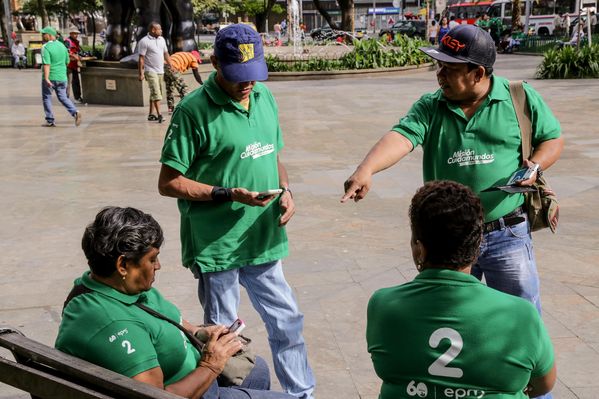 Registro del reto 2 – Carrera de observación por la ciudad
Registro del reto 2 – Carrera de observación por la ciudad     
Fecha: Julio 26 de 2015. Lugar: Medellín - Parque Botero
Para descargar esta fotografía en alta resolución, haga clic sobre la imagen hasta que la misma se despliegue en la pantalla completa; luego dé clic derecho y elija la opción "guardar imagen como". 
En caso de publicación por cualquier medio, solicitamos acompañarla del crédito: "Foto EPM"
Palabras clave: Registro del reto 2 – Carrera de observación por la ciudad