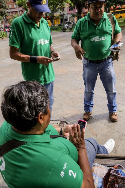 Registro del reto 2 – Carrera de observación por la ciudad
Registro del reto 2 – Carrera de observación por la ciudad     
Fecha: Julio 26 de 2015. Lugar: Medellín - Parque Botero
Para descargar esta fotografía en alta resolución, haga clic sobre la imagen hasta que la misma se despliegue en la pantalla completa; luego dé clic derecho y elija la opción "guardar imagen como". 
En caso de publicación por cualquier medio, solicitamos acompañarla del crédito: "Foto EPM"
Palabras clave: Registro del reto 2 – Carrera de observación por la ciudad