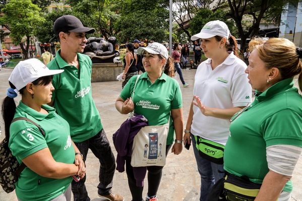 Registro del reto 2 – Carrera de observación por la ciudad
Registro del reto 2 – Carrera de observación por la ciudad     
Fecha: Julio 26 de 2015. Lugar: Medellín - Parque Botero
Para descargar esta fotografía en alta resolución, haga clic sobre la imagen hasta que la misma se despliegue en la pantalla completa; luego dé clic derecho y elija la opción "guardar imagen como". 
En caso de publicación por cualquier medio, solicitamos acompañarla del crédito: "Foto EPM"
Palabras clave: Registro del reto 2 – Carrera de observación por la ciudad