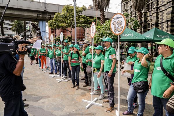 Registro del reto 2 – Carrera de observación por la ciudad
Registro del reto 2 – Carrera de observación por la ciudad     
Fecha: Julio 26 de 2015. Lugar: Medellín - Parque Botero
Para descargar esta fotografía en alta resolución, haga clic sobre la imagen hasta que la misma se despliegue en la pantalla completa; luego dé clic derecho y elija la opción "guardar imagen como". 
En caso de publicación por cualquier medio, solicitamos acompañarla del crédito: "Foto EPM"
Palabras clave: Registro del reto 2 – Carrera de observación por la ciudad