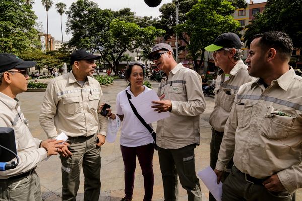 Registro del reto 2 – Carrera de observación por la ciudad
Registro del reto 2 – Carrera de observación por la ciudad     
Fecha: Julio 26 de 2015. Lugar: Medellín - Parque Botero
Para descargar esta fotografía en alta resolución, haga clic sobre la imagen hasta que la misma se despliegue en la pantalla completa; luego dé clic derecho y elija la opción "guardar imagen como". 
En caso de publicación por cualquier medio, solicitamos acompañarla del crédito: "Foto EPM"
Palabras clave: Registro del reto 2 – Carrera de observación por la ciudad