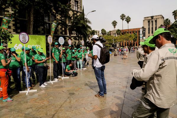 Registro del reto 2 – Carrera de observación por la ciudad
Registro del reto 2 – Carrera de observación por la ciudad     
Fecha: Julio 26 de 2015. Lugar: Medellín - Parque Botero
Para descargar esta fotografía en alta resolución, haga clic sobre la imagen hasta que la misma se despliegue en la pantalla completa; luego dé clic derecho y elija la opción "guardar imagen como". 
En caso de publicación por cualquier medio, solicitamos acompañarla del crédito: "Foto EPM"
Palabras clave: Registro del reto 2 – Carrera de observación por la ciudad