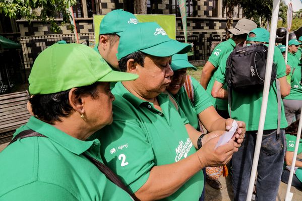 Registro del reto 2 – Carrera de observación por la ciudad
Registro del reto 2 – Carrera de observación por la ciudad     
Fecha: Julio 26 de 2015. Lugar: Medellín - Parque Botero
Para descargar esta fotografía en alta resolución, haga clic sobre la imagen hasta que la misma se despliegue en la pantalla completa; luego dé clic derecho y elija la opción "guardar imagen como". 
En caso de publicación por cualquier medio, solicitamos acompañarla del crédito: "Foto EPM"
Palabras clave: Registro del reto 2 – Carrera de observación por la ciudad