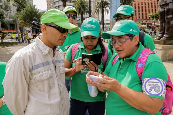 Registro del reto 2 – Carrera de observación por la ciudad
Registro del reto 2 – Carrera de observación por la ciudad     
Fecha: Julio 26 de 2015. Lugar: Medellín - Parque Botero
Para descargar esta fotografía en alta resolución, haga clic sobre la imagen hasta que la misma se despliegue en la pantalla completa; luego dé clic derecho y elija la opción "guardar imagen como". 
En caso de publicación por cualquier medio, solicitamos acompañarla del crédito: "Foto EPM"
Palabras clave: Registro del reto 2 – Carrera de observación por la ciudad