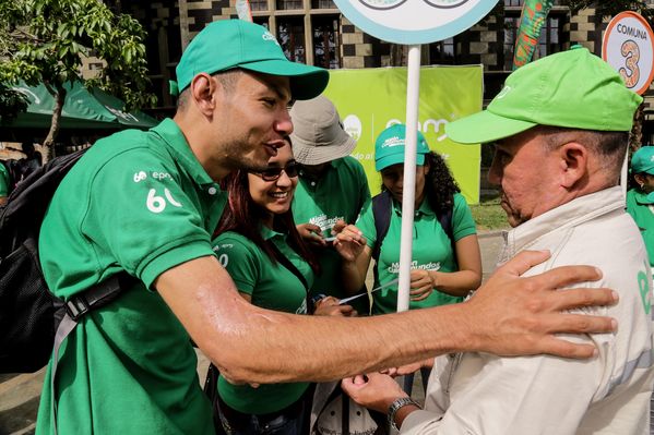 Registro del reto 2 – Carrera de observación por la ciudad
Registro del reto 2 – Carrera de observación por la ciudad     
Fecha: Julio 26 de 2015. Lugar: Medellín - Parque Botero
Para descargar esta fotografía en alta resolución, haga clic sobre la imagen hasta que la misma se despliegue en la pantalla completa; luego dé clic derecho y elija la opción "guardar imagen como". 
En caso de publicación por cualquier medio, solicitamos acompañarla del crédito: "Foto EPM"
Palabras clave: Registro del reto 2 – Carrera de observación por la ciudad