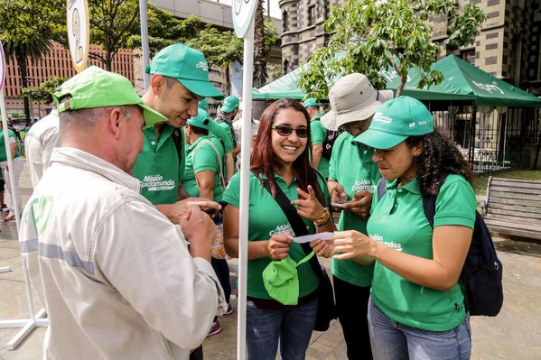 Registro del reto 2 – Carrera de observación por la ciudad
Registro del reto 2 – Carrera de observación por la ciudad     
Fecha: Julio 26 de 2015. Lugar: Medellín - Parque Botero
Para descargar esta fotografía en alta resolución, haga clic sobre la imagen hasta que la misma se despliegue en la pantalla completa; luego dé clic derecho y elija la opción "guardar imagen como". 
En caso de publicación por cualquier medio, solicitamos acompañarla del crédito: "Foto EPM"
Palabras clave: Registro del reto 2 – Carrera de observación por la ciudad