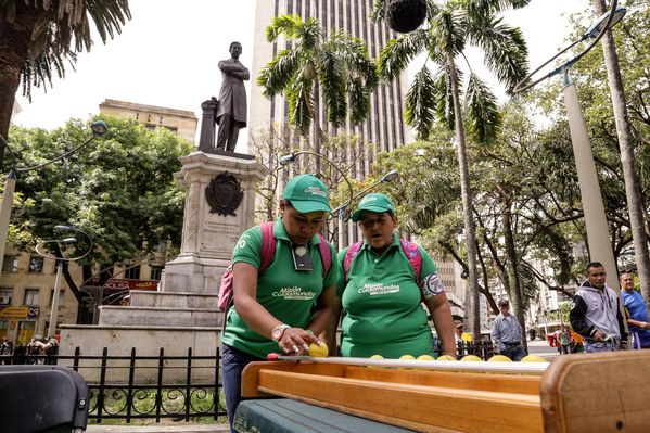 Registro del reto 2 – Carrera de observación por la ciudad
Registro del reto 2 – Carrera de observación por la ciudad     
Fecha: Julio 26 de 2015. Lugar: Medellín - Parque Botero
Para descargar esta fotografía en alta resolución, haga clic sobre la imagen hasta que la misma se despliegue en la pantalla completa; luego dé clic derecho y elija la opción "guardar imagen como". 
En caso de publicación por cualquier medio, solicitamos acompañarla del crédito: "Foto EPM"
Palabras clave: Registro del reto 2 – Carrera de observación por la ciudad