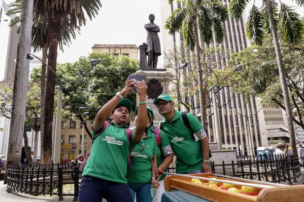 Registro del reto 2 – Carrera de observación por la ciudad
Registro del reto 2 – Carrera de observación por la ciudad     
Fecha: Julio 26 de 2015. Lugar: Medellín - Parque Botero
Para descargar esta fotografía en alta resolución, haga clic sobre la imagen hasta que la misma se despliegue en la pantalla completa; luego dé clic derecho y elija la opción "guardar imagen como". 
En caso de publicación por cualquier medio, solicitamos acompañarla del crédito: "Foto EPM"
Palabras clave: Registro del reto 2 – Carrera de observación por la ciudad