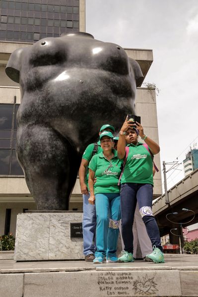 Registro del reto 2 – Carrera de observación por la ciudad
Registro del reto 2 – Carrera de observación por la ciudad     
Fecha: Julio 26 de 2015. Lugar: Medellín - Parque Botero
Para descargar esta fotografía en alta resolución, haga clic sobre la imagen hasta que la misma se despliegue en la pantalla completa; luego dé clic derecho y elija la opción "guardar imagen como". 
En caso de publicación por cualquier medio, solicitamos acompañarla del crédito: "Foto EPM"
Palabras clave: Registro del reto 2 – Carrera de observación por la ciudad