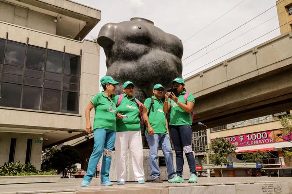 Registro del reto 2 – Carrera de observación por la ciudad
Registro del reto 2 – Carrera de observación por la ciudad     
Fecha: Julio 26 de 2015. Lugar: Medellín - Parque Botero
Para descargar esta fotografía en alta resolución, haga clic sobre la imagen hasta que la misma se despliegue en la pantalla completa; luego dé clic derecho y elija la opción "guardar imagen como". 
En caso de publicación por cualquier medio, solicitamos acompañarla del crédito: "Foto EPM"
Palabras clave: Registro del reto 2 – Carrera de observación por la ciudad