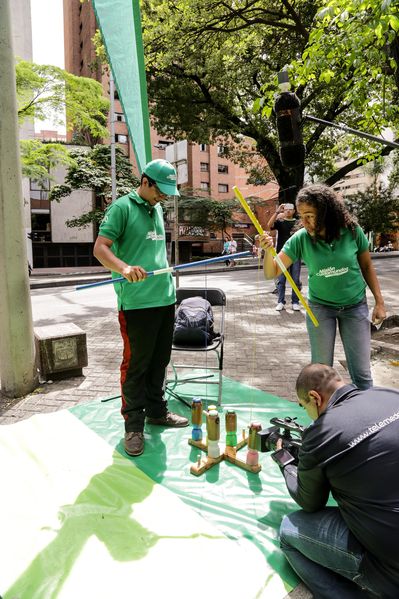 Registro del reto 2 – Carrera de observación por la ciudad
Registro del reto 2 – Carrera de observación por la ciudad     
Fecha: Julio 26 de 2015. Lugar: Medellín - Parque Botero
Para descargar esta fotografía en alta resolución, haga clic sobre la imagen hasta que la misma se despliegue en la pantalla completa; luego dé clic derecho y elija la opción "guardar imagen como". 
En caso de publicación por cualquier medio, solicitamos acompañarla del crédito: "Foto EPM"
Palabras clave: Registro del reto 2 – Carrera de observación por la ciudad