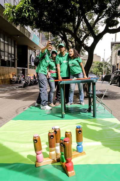 Registro del reto 2 – Carrera de observación por la ciudad
Registro del reto 2 – Carrera de observación por la ciudad     
Fecha: Julio 26 de 2015. Lugar: Medellín - Parque Botero
Para descargar esta fotografía en alta resolución, haga clic sobre la imagen hasta que la misma se despliegue en la pantalla completa; luego dé clic derecho y elija la opción "guardar imagen como". 
En caso de publicación por cualquier medio, solicitamos acompañarla del crédito: "Foto EPM"
Palabras clave: Registro del reto 2 – Carrera de observación por la ciudad