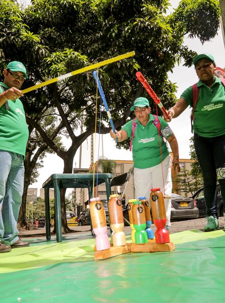 Registro del reto 2 – Carrera de observación por la ciudad
Registro del reto 2 – Carrera de observación por la ciudad     
Fecha: Julio 26 de 2015. Lugar: Medellín - Parque Botero
Para descargar esta fotografía en alta resolución, haga clic sobre la imagen hasta que la misma se despliegue en la pantalla completa; luego dé clic derecho y elija la opción "guardar imagen como". 
En caso de publicación por cualquier medio, solicitamos acompañarla del crédito: "Foto EPM"
Palabras clave: Registro del reto 2 – Carrera de observación por la ciudad