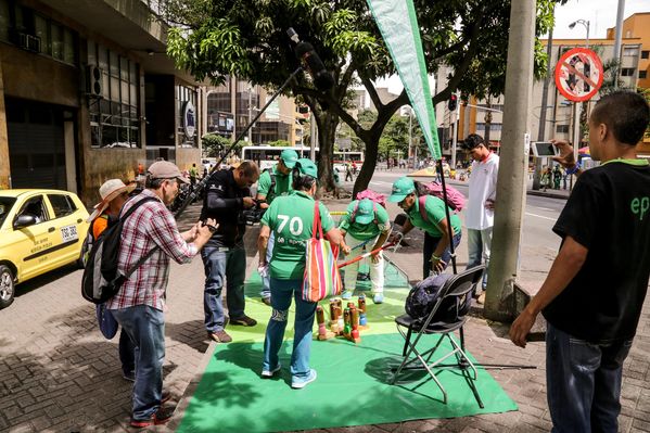 Registro del reto 2 – Carrera de observación por la ciudad
Registro del reto 2 – Carrera de observación por la ciudad     
Fecha: Julio 26 de 2015. Lugar: Medellín - Parque Botero
Para descargar esta fotografía en alta resolución, haga clic sobre la imagen hasta que la misma se despliegue en la pantalla completa; luego dé clic derecho y elija la opción "guardar imagen como". 
En caso de publicación por cualquier medio, solicitamos acompañarla del crédito: "Foto EPM"
Palabras clave: Registro del reto 2 – Carrera de observación por la ciudad