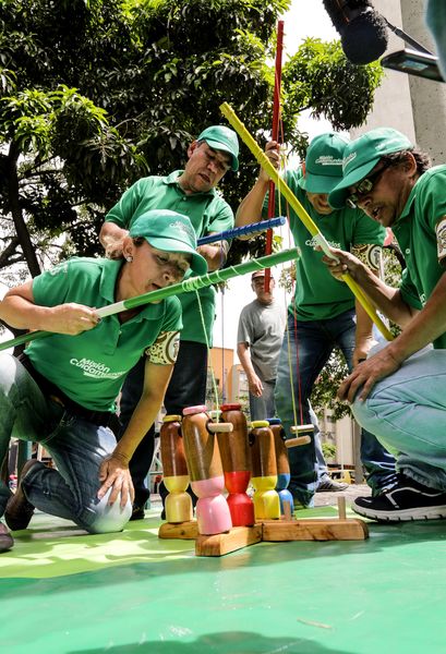 Registro del reto 2 – Carrera de observación por la ciudad
Registro del reto 2 – Carrera de observación por la ciudad     
Fecha: Julio 26 de 2015. Lugar: Medellín - Parque Botero
Para descargar esta fotografía en alta resolución, haga clic sobre la imagen hasta que la misma se despliegue en la pantalla completa; luego dé clic derecho y elija la opción "guardar imagen como". 
En caso de publicación por cualquier medio, solicitamos acompañarla del crédito: "Foto EPM"
Palabras clave: Registro del reto 2 – Carrera de observación por la ciudad