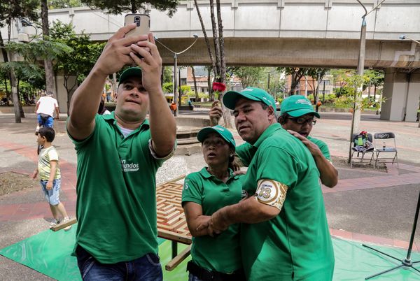 Registro del reto 2 – Carrera de observación por la ciudad
Registro del reto 2 – Carrera de observación por la ciudad     
Fecha: Julio 26 de 2015. Lugar: Medellín - Parque Botero
Para descargar esta fotografía en alta resolución, haga clic sobre la imagen hasta que la misma se despliegue en la pantalla completa; luego dé clic derecho y elija la opción "guardar imagen como". 
En caso de publicación por cualquier medio, solicitamos acompañarla del crédito: "Foto EPM"
Palabras clave: Registro del reto 2 – Carrera de observación por la ciudad