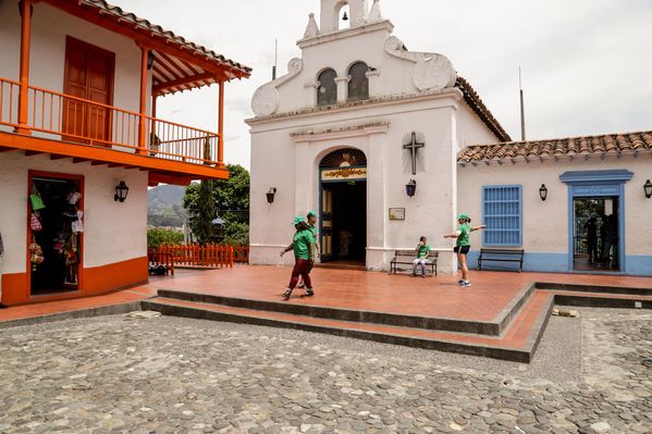 Registro del reto 2 – Carrera de observación por la ciudad
Registro del reto 2 – Carrera de observación por la ciudad     
Fecha: Julio 26 de 2015. Lugar: Medellín - Parque Botero
Para descargar esta fotografía en alta resolución, haga clic sobre la imagen hasta que la misma se despliegue en la pantalla completa; luego dé clic derecho y elija la opción "guardar imagen como". 
En caso de publicación por cualquier medio, solicitamos acompañarla del crédito: "Foto EPM"
Palabras clave: Registro del reto 2 – Carrera de observación por la ciudad