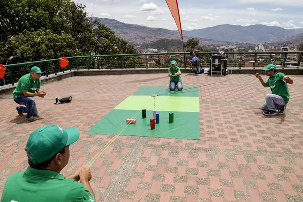 Registro del reto 2 – Carrera de observación por la ciudad
Registro del reto 2 – Carrera de observación por la ciudad     
Fecha: Julio 26 de 2015. Lugar: Medellín - Parque Botero
Para descargar esta fotografía en alta resolución, haga clic sobre la imagen hasta que la misma se despliegue en la pantalla completa; luego dé clic derecho y elija la opción "guardar imagen como". 
En caso de publicación por cualquier medio, solicitamos acompañarla del crédito: "Foto EPM"
Palabras clave: Registro del reto 2 – Carrera de observación por la ciudad