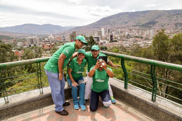 Registro del reto 2 – Carrera de observación por la ciudad
Registro del reto 2 – Carrera de observación por la ciudad     
Fecha: Julio 26 de 2015. Lugar: Medellín - Parque Botero
Para descargar esta fotografía en alta resolución, haga clic sobre la imagen hasta que la misma se despliegue en la pantalla completa; luego dé clic derecho y elija la opción "guardar imagen como". 
En caso de publicación por cualquier medio, solicitamos acompañarla del crédito: "Foto EPM"
Palabras clave: Registro del reto 2 – Carrera de observación por la ciudad