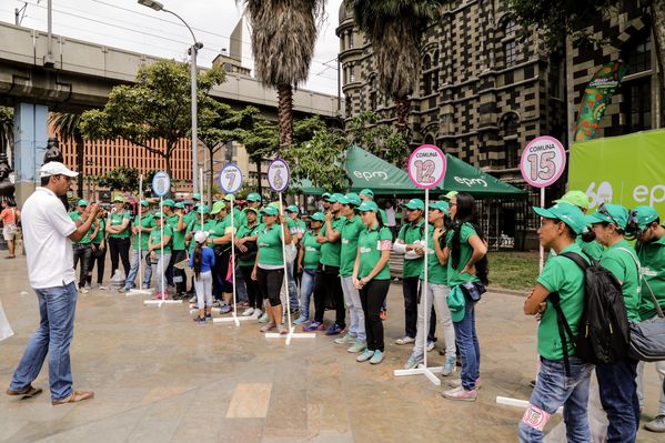 Registro del reto 2 – Carrera de observación por la ciudad
Registro del reto 2 – Carrera de observación por la ciudad     
Fecha: Julio 26 de 2015. Lugar: Medellín - Parque Botero
Para descargar esta fotografía en alta resolución, haga clic sobre la imagen hasta que la misma se despliegue en la pantalla completa; luego dé clic derecho y elija la opción "guardar imagen como". 
En caso de publicación por cualquier medio, solicitamos acompañarla del crédito: "Foto EPM"
Palabras clave: Registro del reto 2 – Carrera de observación por la ciudad