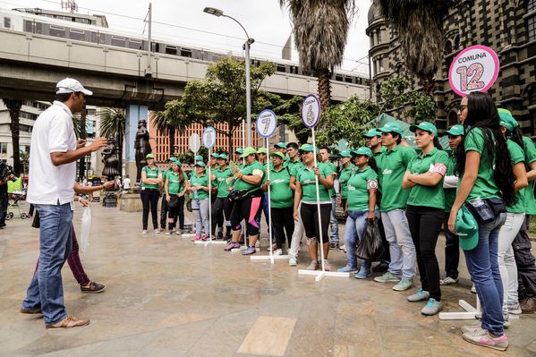 Registro del reto 2 – Carrera de observación por la ciudad
Registro del reto 2 – Carrera de observación por la ciudad     
Fecha: Julio 26 de 2015. Lugar: Medellín - Parque Botero
Para descargar esta fotografía en alta resolución, haga clic sobre la imagen hasta que la misma se despliegue en la pantalla completa; luego dé clic derecho y elija la opción "guardar imagen como". 
En caso de publicación por cualquier medio, solicitamos acompañarla del crédito: "Foto EPM"
Palabras clave: Registro del reto 2 – Carrera de observación por la ciudad