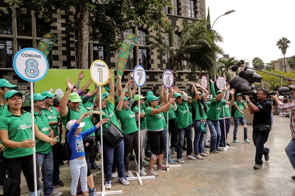 Registro del reto 2 – Carrera de observación por la ciudad
Registro del reto 2 – Carrera de observación por la ciudad     
Fecha: Julio 26 de 2015. Lugar: Medellín - Parque Botero
Para descargar esta fotografía en alta resolución, haga clic sobre la imagen hasta que la misma se despliegue en la pantalla completa; luego dé clic derecho y elija la opción "guardar imagen como". 
En caso de publicación por cualquier medio, solicitamos acompañarla del crédito: "Foto EPM"
Palabras clave: Registro del reto 2 – Carrera de observación por la ciudad