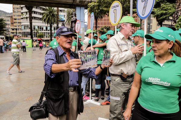 Registro del reto 2 – Carrera de observación por la ciudad
Registro del reto 2 – Carrera de observación por la ciudad     
Fecha: Julio 26 de 2015. Lugar: Medellín - Parque Botero
Para descargar esta fotografía en alta resolución, haga clic sobre la imagen hasta que la misma se despliegue en la pantalla completa; luego dé clic derecho y elija la opción "guardar imagen como". 
En caso de publicación por cualquier medio, solicitamos acompañarla del crédito: "Foto EPM"
Palabras clave: Registro del reto 2 – Carrera de observación por la ciudad