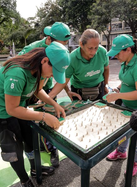 Registro del reto 2 – Carrera de observación por la ciudad
Registro del reto 2 – Carrera de observación por la ciudad     
Fecha: Julio 26 de 2015. Lugar: Medellín - Parque Botero
Para descargar esta fotografía en alta resolución, haga clic sobre la imagen hasta que la misma se despliegue en la pantalla completa; luego dé clic derecho y elija la opción "guardar imagen como". 
En caso de publicación por cualquier medio, solicitamos acompañarla del crédito: "Foto EPM"
Palabras clave: Registro del reto 2 – Carrera de observación por la ciudad