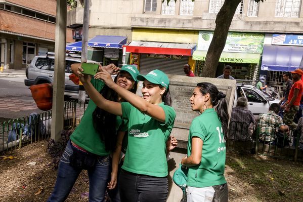 Registro del reto 2 – Carrera de observación por la ciudad
Registro del reto 2 – Carrera de observación por la ciudad     
Fecha: Julio 26 de 2015. Lugar: Medellín - Parque Botero
Para descargar esta fotografía en alta resolución, haga clic sobre la imagen hasta que la misma se despliegue en la pantalla completa; luego dé clic derecho y elija la opción "guardar imagen como". 
En caso de publicación por cualquier medio, solicitamos acompañarla del crédito: "Foto EPM"
Palabras clave: Registro del reto 2 – Carrera de observación por la ciudad