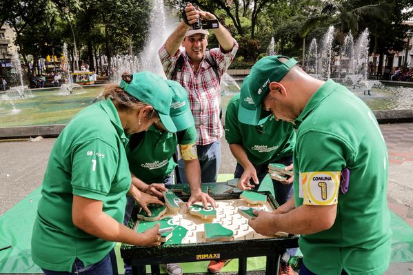 Registro del reto 2 – Carrera de observación por la ciudad
Registro del reto 2 – Carrera de observación por la ciudad     
Fecha: Julio 26 de 2015. Lugar: Medellín - Parque Botero
Para descargar esta fotografía en alta resolución, haga clic sobre la imagen hasta que la misma se despliegue en la pantalla completa; luego dé clic derecho y elija la opción "guardar imagen como". 
En caso de publicación por cualquier medio, solicitamos acompañarla del crédito: "Foto EPM"
Palabras clave: Registro del reto 2 – Carrera de observación por la ciudad