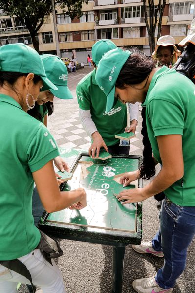 Registro del reto 2 – Carrera de observación por la ciudad
Registro del reto 2 – Carrera de observación por la ciudad     
Fecha: Julio 26 de 2015. Lugar: Medellín - Parque Botero
Para descargar esta fotografía en alta resolución, haga clic sobre la imagen hasta que la misma se despliegue en la pantalla completa; luego dé clic derecho y elija la opción "guardar imagen como". 
En caso de publicación por cualquier medio, solicitamos acompañarla del crédito: "Foto EPM"
Palabras clave: Registro del reto 2 – Carrera de observación por la ciudad