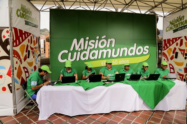 Registro del reto 2 – Carrera de observación por la ciudad
Registro del reto 2 – Carrera de observación por la ciudad     
Fecha: Julio 26 de 2015. Lugar: Medellín - Parque Botero
Para descargar esta fotografía en alta resolución, haga clic sobre la imagen hasta que la misma se despliegue en la pantalla completa; luego dé clic derecho y elija la opción "guardar imagen como". 
En caso de publicación por cualquier medio, solicitamos acompañarla del crédito: "Foto EPM"
Palabras clave: Registro del reto 2 – Carrera de observación por la ciudad