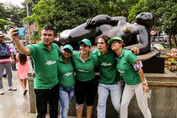 Registro del reto 2 – Carrera de observación por la ciudad
Registro del reto 2 – Carrera de observación por la ciudad     
Fecha: Julio 26 de 2015. Lugar: Medellín - Parque Botero
Para descargar esta fotografía en alta resolución, haga clic sobre la imagen hasta que la misma se despliegue en la pantalla completa; luego dé clic derecho y elija la opción "guardar imagen como". 
En caso de publicación por cualquier medio, solicitamos acompañarla del crédito: "Foto EPM"
Palabras clave: Registro del reto 2 – Carrera de observación por la ciudad