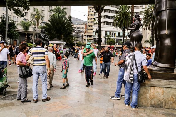 Registro del reto 2 – Carrera de observación por la ciudad
Registro del reto 2 – Carrera de observación por la ciudad     
Fecha: Julio 26 de 2015. Lugar: Medellín - Parque Botero
Para descargar esta fotografía en alta resolución, haga clic sobre la imagen hasta que la misma se despliegue en la pantalla completa; luego dé clic derecho y elija la opción "guardar imagen como". 
En caso de publicación por cualquier medio, solicitamos acompañarla del crédito: "Foto EPM"
Palabras clave: Registro del reto 2 – Carrera de observación por la ciudad