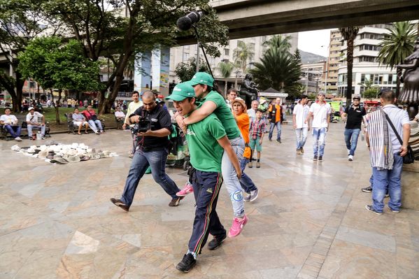 Registro del reto 2 – Carrera de observación por la ciudad
Registro del reto 2 – Carrera de observación por la ciudad     
Fecha: Julio 26 de 2015. Lugar: Medellín - Parque Botero
Para descargar esta fotografía en alta resolución, haga clic sobre la imagen hasta que la misma se despliegue en la pantalla completa; luego dé clic derecho y elija la opción "guardar imagen como". 
En caso de publicación por cualquier medio, solicitamos acompañarla del crédito: "Foto EPM"
Palabras clave: Registro del reto 2 – Carrera de observación por la ciudad